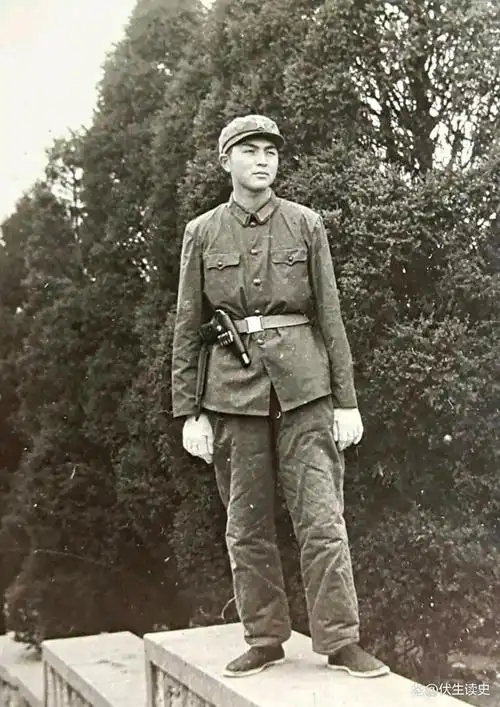 一张摆显的旧照片