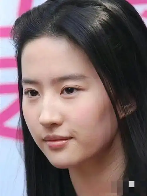 刘亦菲天生冷白皮不是吹的,素颜状态这么好,皮肤细腻几乎看不见毛孔.