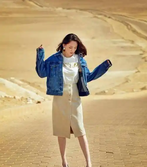 陈乔恩不愧是冻龄女神黑衬衫配牛仔裤知性优雅40岁美得像20岁