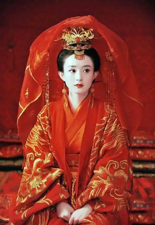 古装新娘掀起红盖头:杨幂娇羞,热巴美艳动人,最经典的是她!