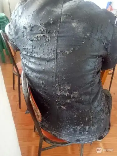 海宁男人衣服破成这样还在穿!有人说这是一种时尚 你怎么看