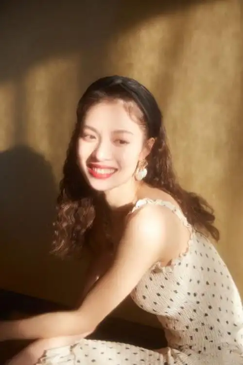 钟楚曦气质绝佳波点吊带短裙性感俏皮披肩小卷发加发箍好养眼