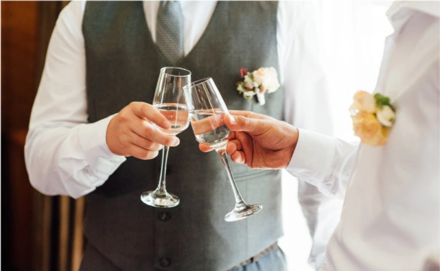 要懂礼仪在给领导敬酒时,杯子一定要低于领导的杯沿,有很多职场新人