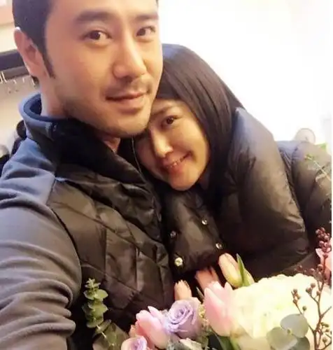 谭维维不再不置可否,而是幸福溢于言表,大方公开男友的存在:"和喜欢的