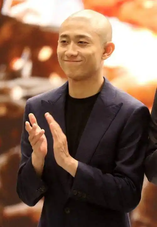 光头张一山正装出席活动,表情严肃一本正经,下一秒就变表情包_演技