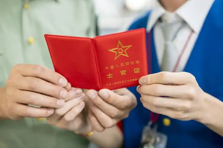 6月30日起军人持证免费坐成都地铁开设军人优先窗口服务绿色通道