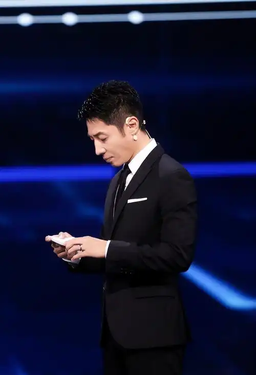 撒贝宁携一家四口三亚旅游,住5000元酒店,被网友偶遇要合照!_腾讯新闻