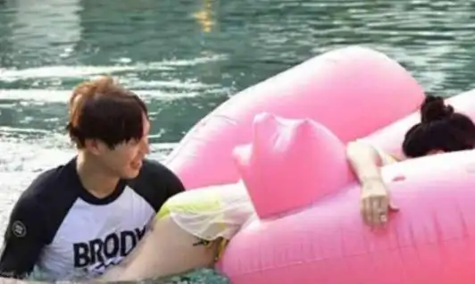 李沁身穿泳衣水上玩耍,水下和魏大勋热情拥吻