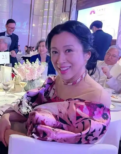 郭晶晶婆婆也老了,喇叭袖长裙暴露"肩宽体壮",生图状态太真实_朱玲玲