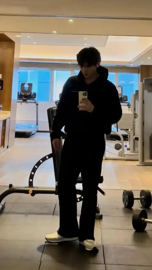 白敬亭晒新鞋#白敬亭 很会拍的健身潮男偶然刷到会以为是穿搭77