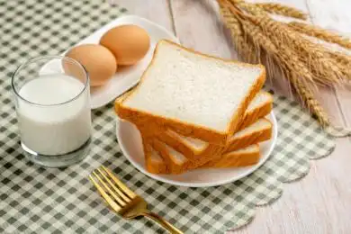 面包片牛奶鸡蛋特写格子桌布背景