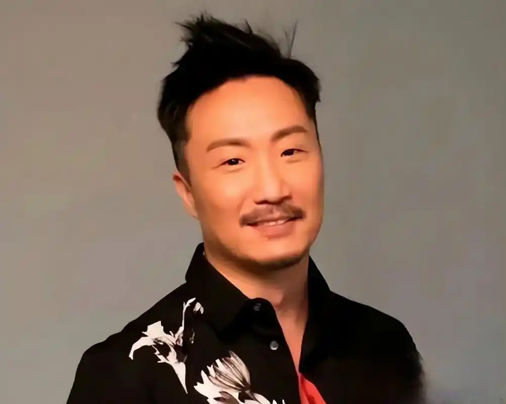 52岁的歌手郑中基,曾经与杨千嬅有过一段甜蜜的恋爱,又与蔡卓妍有过一