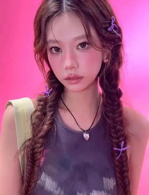 别再披头散发了,春夏流行这4款编发,清爽又减龄