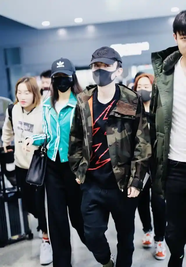 付出和回报成正比,董子健机场紧拉孙怡向前,阔腿裤不怕显腿短