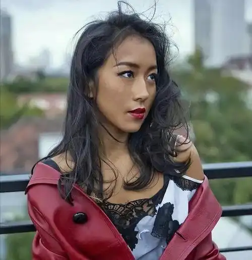 60岁刘欢办家宴,众学生欢聚一堂!女星吉克隽逸穿衣太暴露惹争议