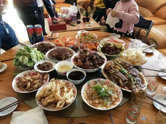 大年三十,我和爸爸妈妈还有爷爷在三爷家吃的团圆饭,看着一桌子的美味