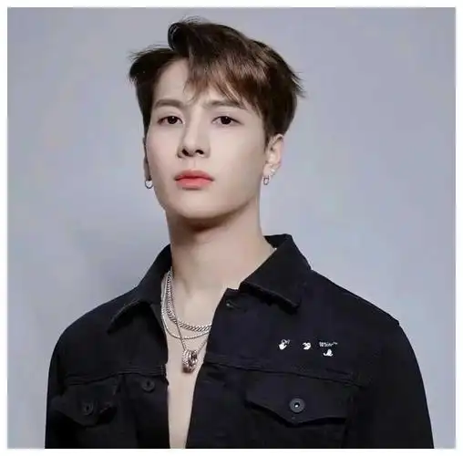 王嘉尔迷人身材护肤达人颜值超群