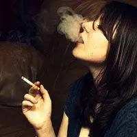 颓废女生抽烟头像抽烟女生伤感头像
