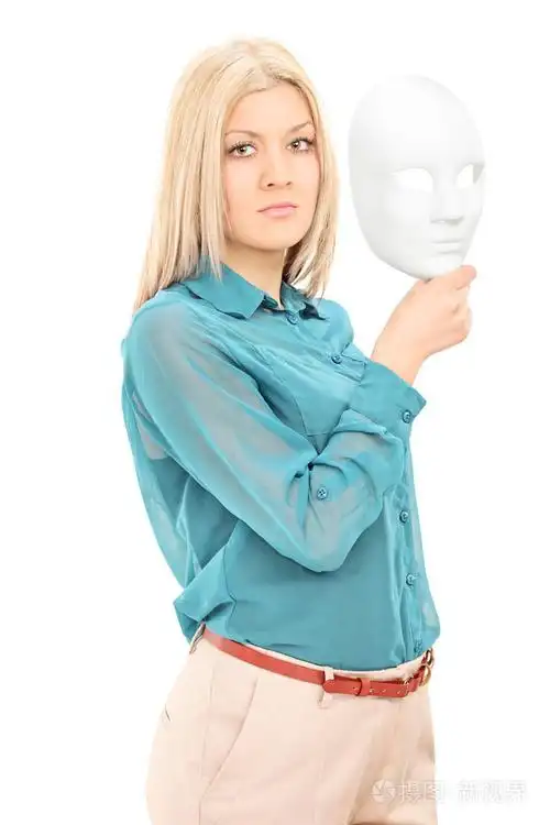 年轻的女演员举行戏剧面具