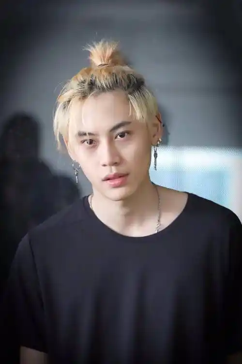 boun在《待到重逢时》中的黄毛 武士头 大翅膀纹身让不少人印象深刻