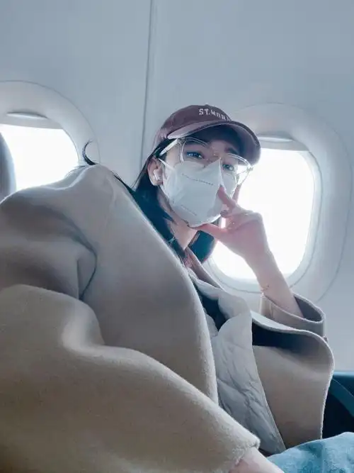 迪丽热巴的蓝色挑染发色活泼可爱