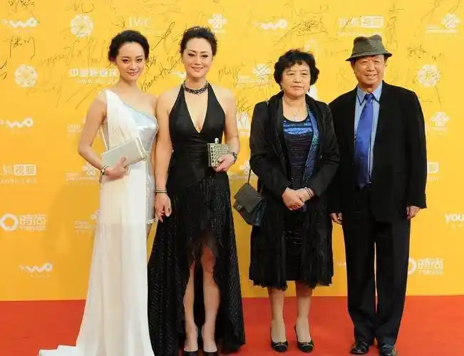 大宋佳一点不低调,穿"挂脖裙"秀出丰腴美,真是不给女儿留余地_风格