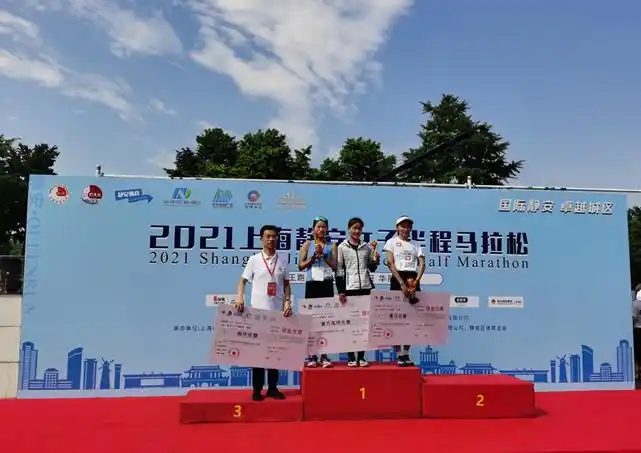 2021上海静安女子半程马拉松今晨华丽开跑 世界女子马拉松冠军孙英杰