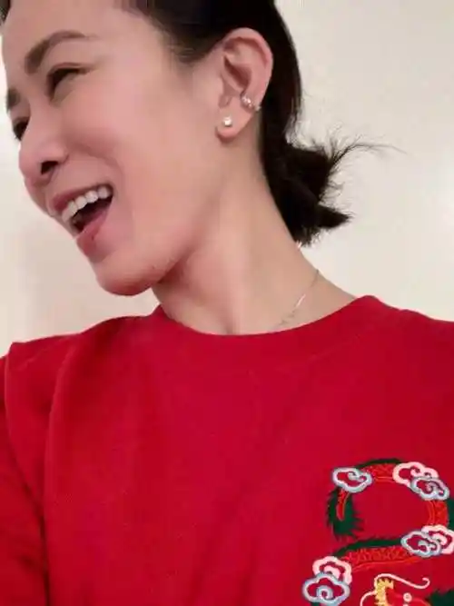 佘诗曼素颜营业照惊艳网友,休假状态如孩童般欢脱