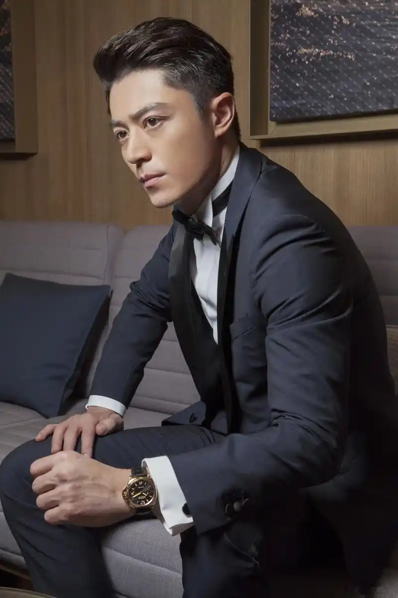 霍建华温柔奶爸和西装绅士随意切换,时尚杂志里的睫毛精和帅气工装男.