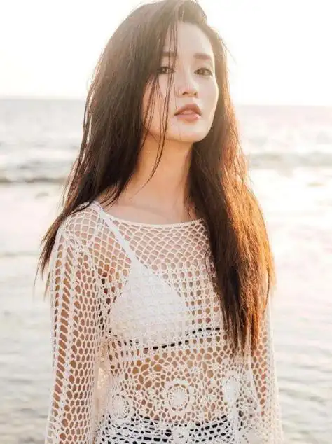 李沁拍摄内衣广告,拍完后直接将自己裹严实,工作人员表情都惊了