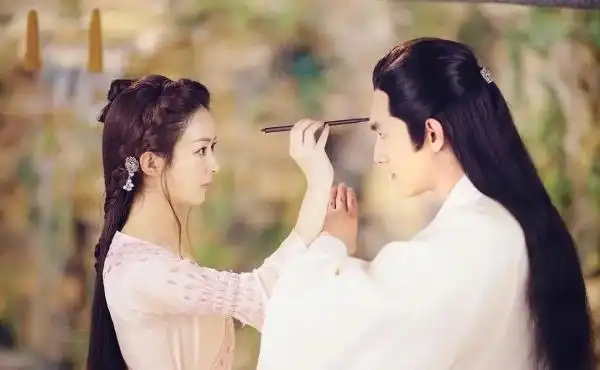 赵丽颖林更新时隔5年二搭出演《与凤行》,宇文玥有望捞出湖了?_看看头