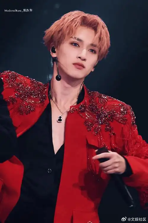 严浩翔歪头wink##严浩翔托脸饭撒