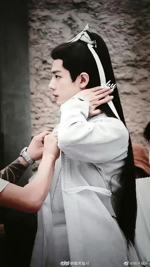 肖战时影白衣侧颜路透##肖战玉骨遥侧颜饭拍图