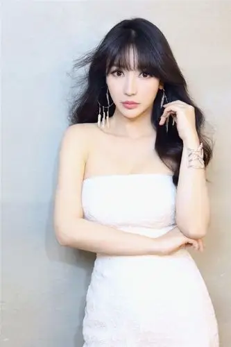 柳岩白色抹胸小秀香沟性感十足的图片,美女明星,性感,柳岩,事业线