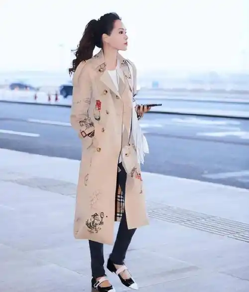 原创伊能静逛商场被偶遇打扮得花枝招展嫩如少女却被网友吐槽终究是56