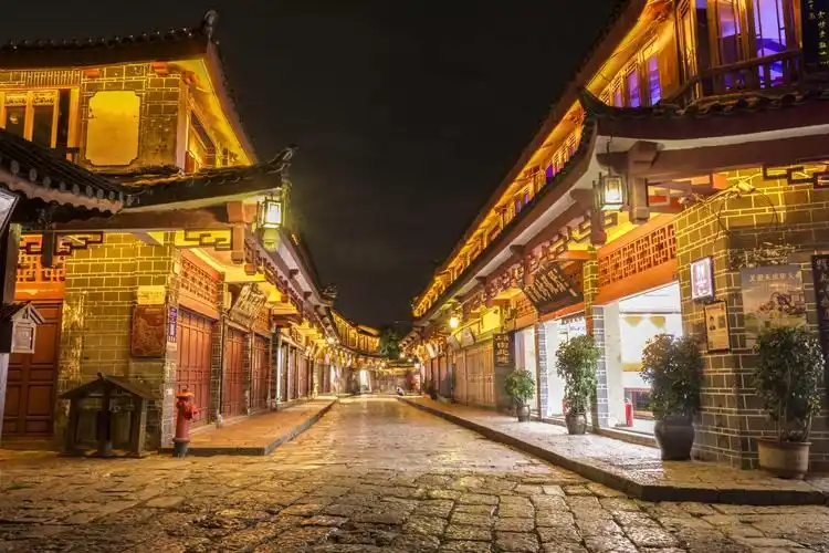 不得不说四方街是一个很神奇的地方,曾经是丽江的精神代表,现在是古城