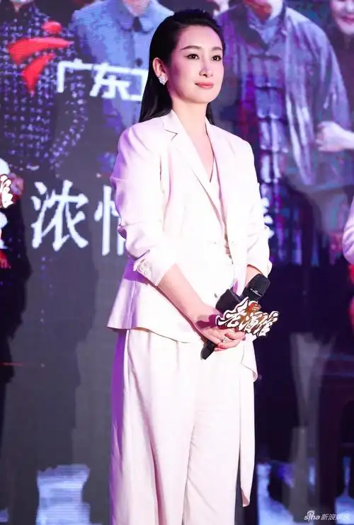 老酒馆在京举办发布会秦海璐西服套装帅气抢镜