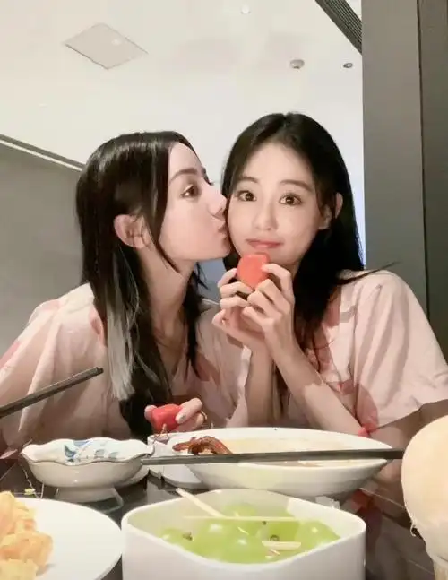 迪丽热巴祝绪丹现身洗浴中心闺蜜俩开心自拍素颜出镜状态好