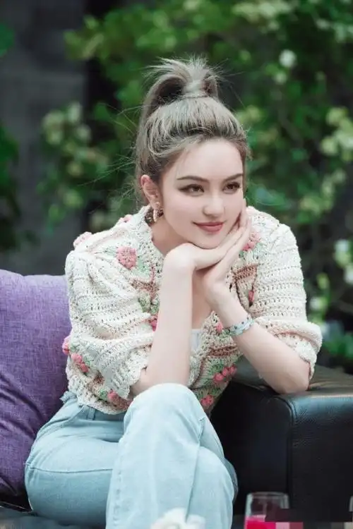 周扬青官宣与罗昊恋情,大赞对方有涵养,和自己兴趣爱好很相符