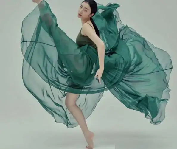 赵小棠身穿水墨裙跳舞,脚弯成直角美如天鹅,身材线条美到不真实