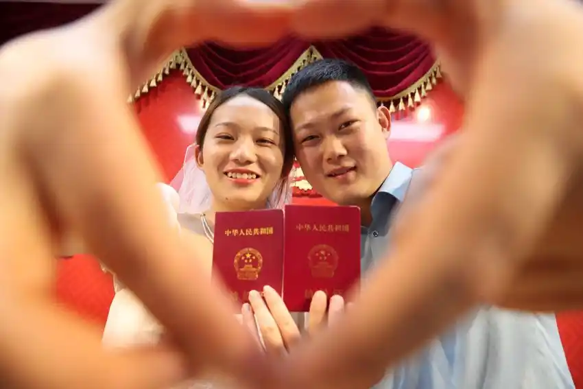 一对新人领证后在展示自己刚刚领取的"结婚证",晒幸福.何江华 摄