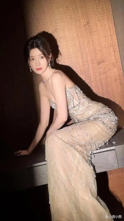 被毛晓彤的活动图惊艳了!穿肚兜裙领口直接开到腰,真不怕走光