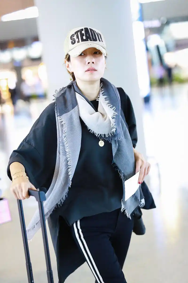 马伊琍街拍:风衣搭配微喇九分裤轻熟风穿搭