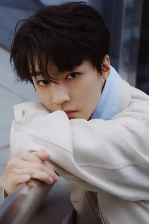 【明星】王俊凯超话最新活动造型图,蓝白色搭配工装造型,清爽帅气