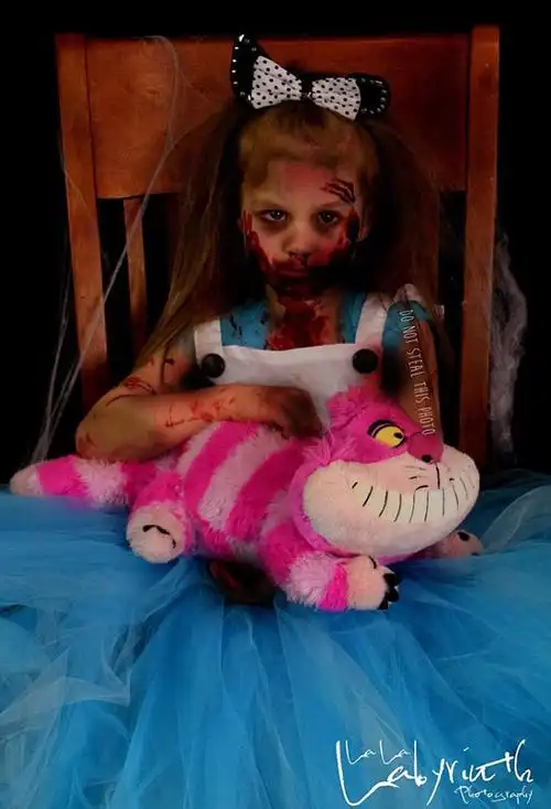 英女摄影师为孩子拍摄恐怖照片引热议