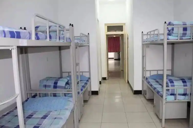 石家庄新星中学学校位置:石家庄市西二环北路辅路285号寝室情况:学校