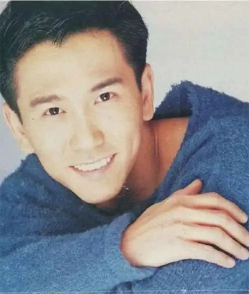 满头银发的温兆伦:一生曲折坎坷,老年重新找到生活意义与希望