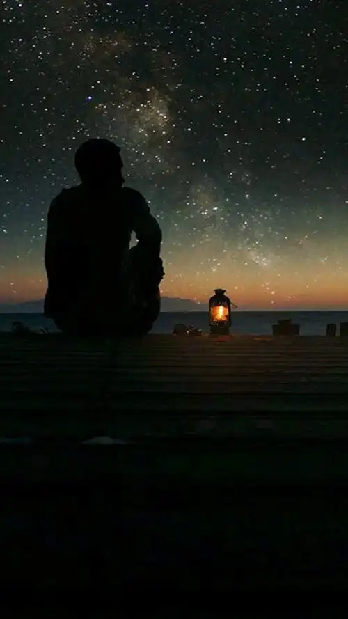 一个安静的夜晚,你的思绪是否飘向了远方…… 有一种孤独—叫夜深人静