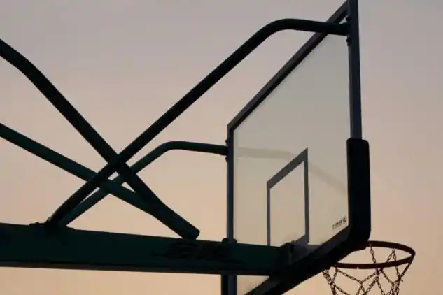 在婆娑树影的笼罩下,余晖编织出绸缎般的晚霞,篮球场傍晚的天空,带来