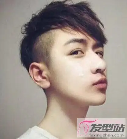 两边剃掉中间刘海发型帅气酷炫中不乏呆萌感